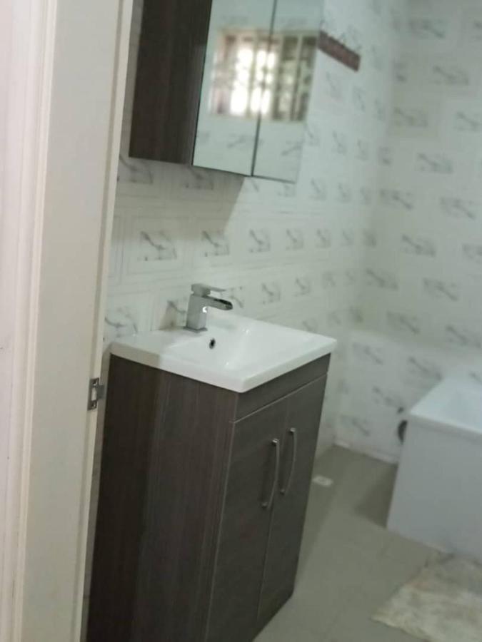 Well Presented Apartment With 2 Master Bedrooms. Freetown Dış mekan fotoğraf